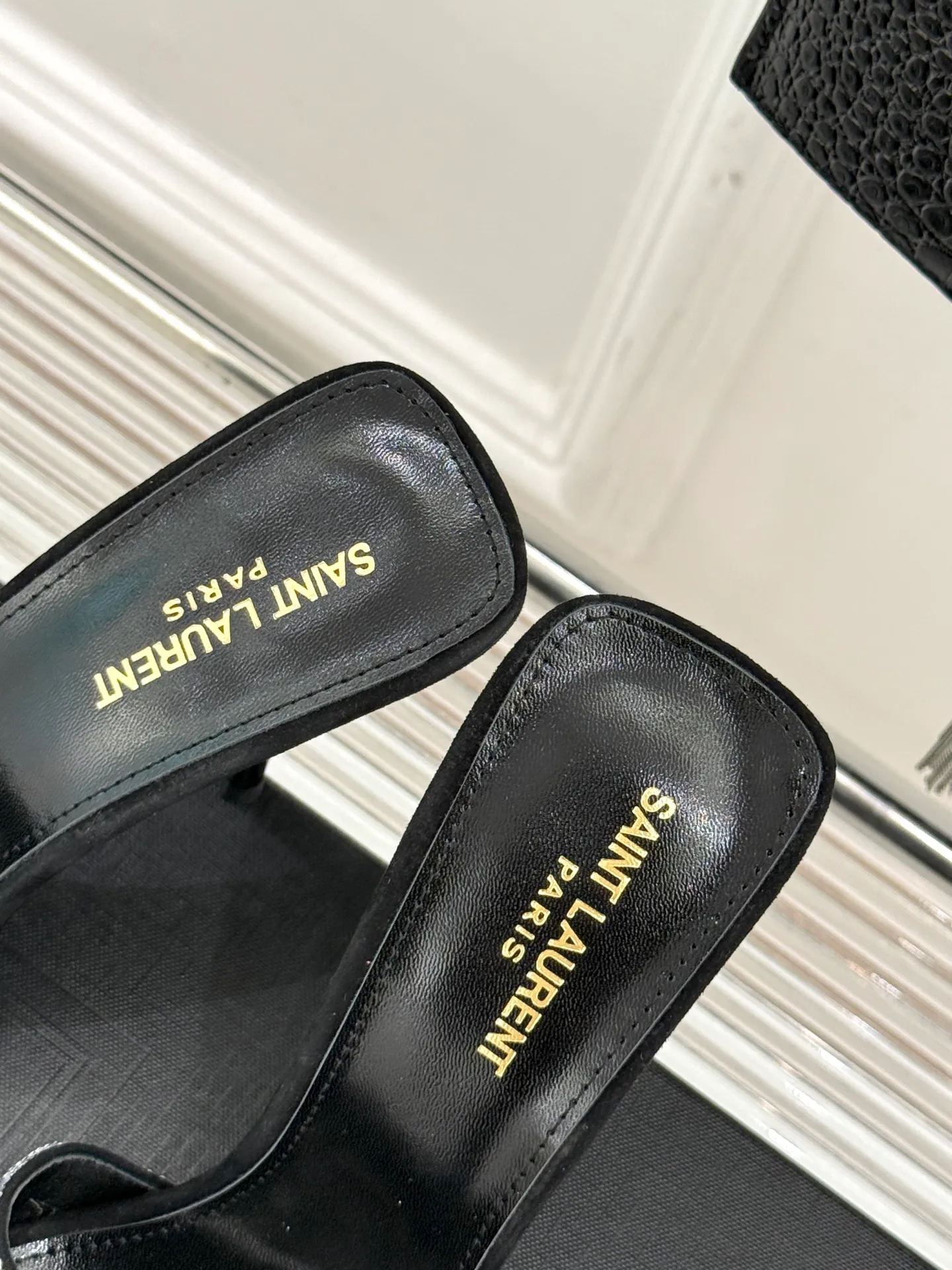 👟👟Ex-factory price 580👟👟Saint Lauren*YSL Saint Laurent classic spring and summer one-line rhinestone high-heeled slippers, rhinestone pearl heel high-heeled sandals, dazzling rhinestones, elegant age reduction, full of fairy princess atmosphere! The upper is made of original customized material, the inner pads are all grained sheepskin, and the outsole is imported genuine leather from Italy! Heel height: 10.5cm Size: 35-39 (34/40/41 customized)